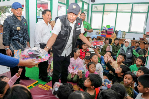 Wamensos Agus Jabo menyalurkan bantuan ke korban banjir di posko pengungsian di Kantor Kecamatan Pulosari, Kabupaten Pemalang, Jawa Tengah, Rabu (29/1/1/2026). Foto: Dok. Kemensos