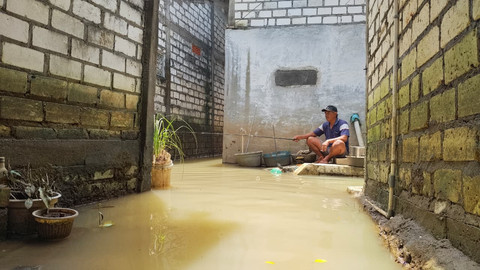 Tardi saat mancing di rumahnya yang kebanjiran. Dok: kumparan