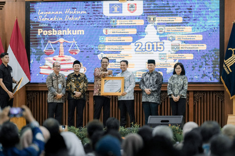 Menteri Hukum Supratman Andi Agtas meresmikan pembentukan Pos Bantuan Hukum (Posbankum) Desa dan Kelurahan di Provinsi Kalimantan Selatan, Jumat (30/1). Foto: Dok. Kemenhum RI