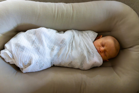 Ilustrasi membedong bayi baru lahir. Foto: Scott Biales DitchTheMap/Shutterstock