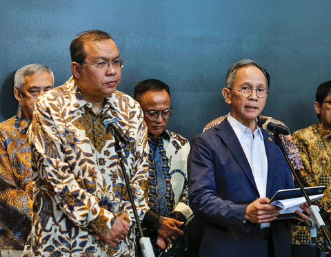 Ketua Dewan Komisioner OJK, Mahendra Siregar bersama Direktur Utama Bursa Efek Indonesai, Imam Rachman menyampaikan keterangan saat konferensi pers di Bursa Efek Indonesia, Jakarta, Kamis (29/1/2026). Foto: Asprilla Dwi Adha/ANTARA FOTO