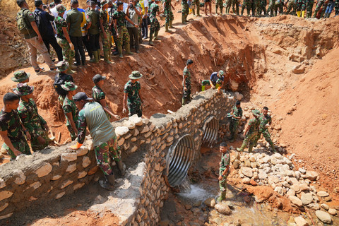 Wakasatgas Percepatan Rehabilitasi dan Rekonstruksi (PRR) Pascabencana Sumatera, Letjen TNI Richard Tampubolon, meninjau penanganan bencana banjir serta pemulihan infrastruktur 3 kabupaten di Sumut, Rabu (28/1/2026). Foto: Media Center Satgas PRR Pascabencana Sumatera