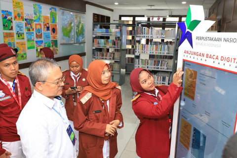 Perpustakaan Sekolah Rakyat menggabungkan buku cetak dan anjungan baca digital sebagai ruang belajar generasi hari ini. Teknologi bukan untuk menjauhkan anak dari membaca, tetapi menguatkan literasi dan daya pikir kritis mereka. (Gambar: koleksi Perpusnas)