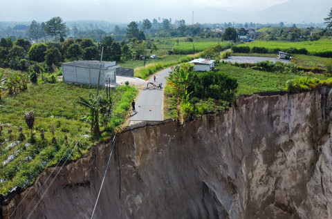 Foto udara kondisi perkebunan milik warga yang amblas di jalan lintas Kecamatan Desa Pondok Balik, Kecamatan Ketol, Aceh Tengah, Aceh, Jumat (30/1/2026). Foto: Abiyyu/ANTARA FOTO