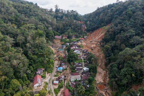 Foto udara kondisi permukiman yang rusak dan terisolir di Desa Sigiring-Giring, Kecamatan Tukka, Tapanuli Tengah, Sumatera Utara, Jumat (30/1/2026). Foto: Indrianto Eko Suwarso/ANTARA FOTO