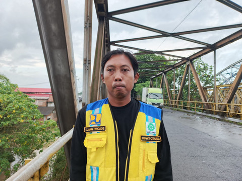 Ujang Pirdaos petugas pintu air Sungai Citarum di Karawang. Dok: kumparan