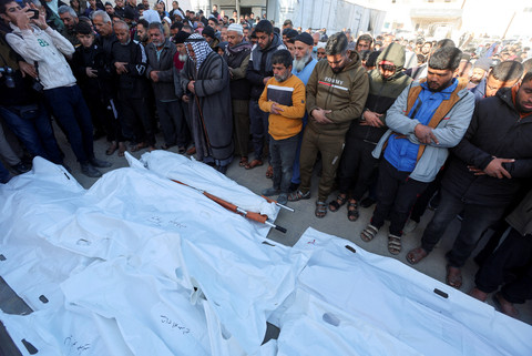 Warga Gaza mendirikan salat jenazah berjamaah, usai serangan Israel pada Sabtu (31/1). Foto: Ramadan Abed/REUTERS