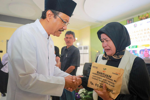 Menteri Sosial Saifullah Yusuf menyerahkan secara simbolik santunan kepada 11 ahli waris korban meninggal dunia akibat banjir Sumatera di Deli Serdang, Sabtu (31/1/2026). Foto: Kemensos RI