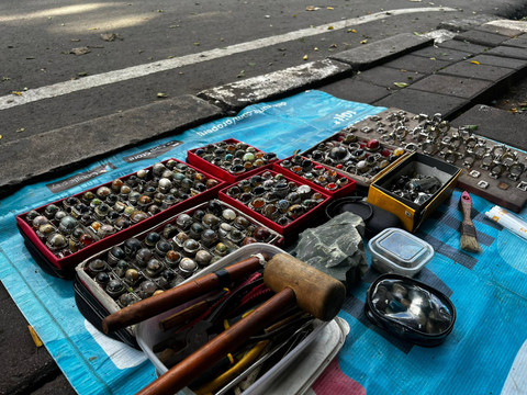Babeh Icam pedagang batu akik yang masih eksis di Hutan Kota Srengseng, Jakarta Barat, Sabtu (31/1/2026). Foto: Rayyan Farhansyah/kumparan
