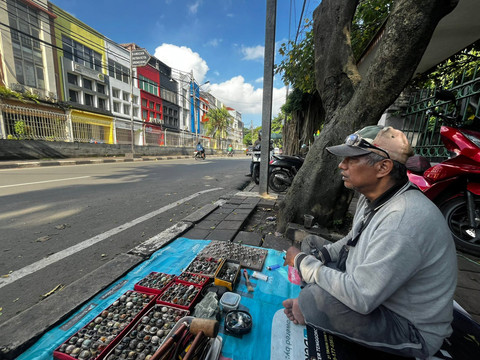 Babeh Icam pedagang batu akik yang masih eksis di Hutan Kota Srengseng, Jakarta Barat, Sabtu (31/1/2026). Foto: Rayyan Farhansyah/kumparan