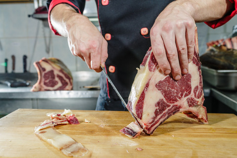 Ilustrasi memotong daging tipis. Foto: sergey kolesnikov/Shutterstock