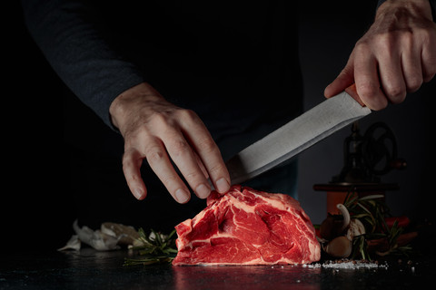 Ilustrasi memotong daging. Foto: Igor Normann/Shutterstock