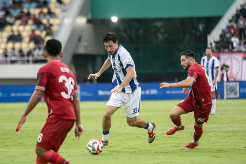 Pesepak bola Persib Bandung Thom Jan Marinus Haye (tengah) berusaha melewati hadangan pesepak bola Persis Solo Miroslav Maricic (kanan) pada pertandingan BRI Super League 2025-2026 di Stadion Manahan, Solo, Jawa Tengah, Sabtu (31/1/2026). Foto: Mohammad Ayudha/ANTARA FOTO