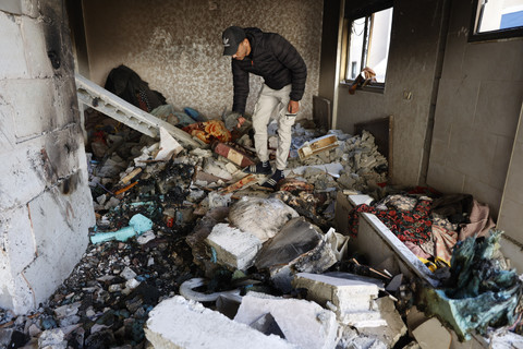 Seorang pria Palestina melihat kehancuran di dalam sebuah bangunan setelah serangan Israel di Kota Gaza pada Sabtu (31/1/2026). Foto: OMAR AL-QATTAA/AFP