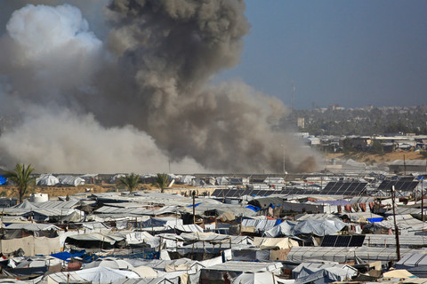 Asap mengepul dari tempat penampungan Gath, yang menampung pengungsi Palestina, setelah serangan udara Israel di sebelah barat Khan Yunis, Jalur Gaza selatan, Sabtu (31/1/2026). Foto: Bashar Taleb/AFP