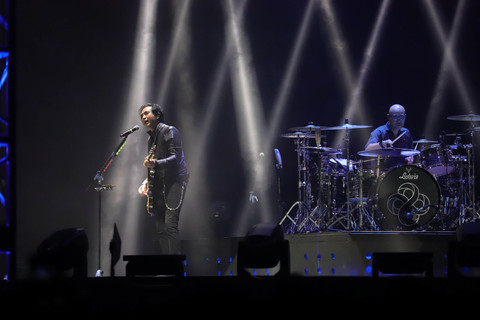 Penampilan band Padi Reborn dalam konsernya yang bertajuk "Konser Dua Delapan" di Tennis Indoor Senayan, Jakarta, Sabtu (31/1/2026). Foto: Jamal Ramadhan/kumparan
