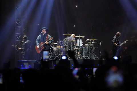 Penampilan band Padi Reborn dalam konsernya yang bertajuk "Konser Dua Delapan" di Tennis Indoor Senayan, Jakarta, Sabtu (31/1/2026). Foto: Jamal Ramadhan/kumparan