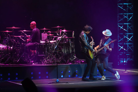 Penampilan band Padi Reborn dalam konsernya yang bertajuk "Konser Dua Delapan" di Tennis Indoor Senayan, Jakarta, Sabtu (31/1/2026). Foto: Jamal Ramadhan/kumparan