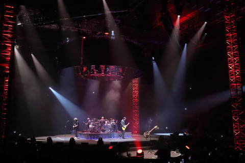 Penampilan band Padi Reborn dalam konsernya yang bertajuk "Konser Dua Delapan" di Tennis Indoor Senayan, Jakarta, Sabtu (31/1/2026). Foto: Jamal Ramadhan/kumparan