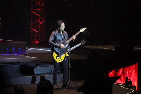 Penampilan band Padi Reborn dalam konsernya yang bertajuk "Konser Dua Delapan" di Tennis Indoor Senayan, Jakarta, Sabtu (31/1/2026). Foto: Jamal Ramadhan/kumparan