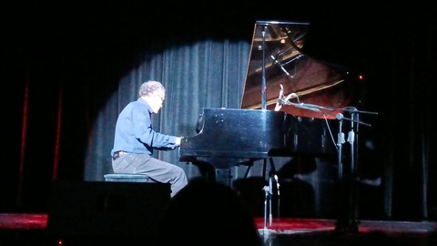 Musisi Moncef Genoud Hibur Penggemar Peringati 75 Tahun Hubungan Bilateral Indonesia -Swiss. Foto: Aprilandika Pratama/kumparan