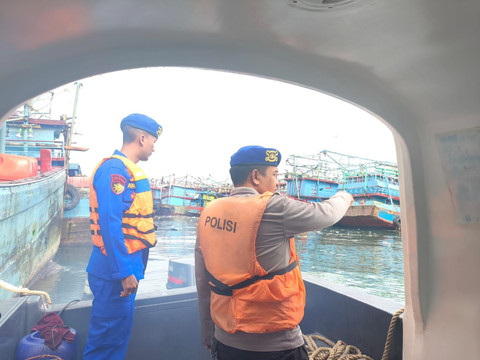 Penertiban parkiran kapal pelabuhan Muara Angke oleh Ditpolairud. Foto: Dok. Istimewa