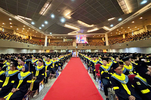 Suasana wisuda Universitas Terbuka Jakarta Periode I Tahun 2026 di Universitas Terbuka Convention Center (UTCC), Tangerang Selatan, Minggu (1/2/2026). Foto: Amira Nada/kumparan
