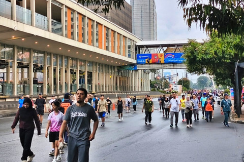 Sejumlah warga menikmati Car Free Day (CFD) di sekitar kawasan Bundaran HI, Jakarta Pusat, Minggu (1/2/2026). Foto: Jeni Ritanti/kumparan