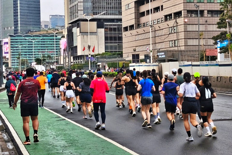 Sejumlah warga menikmati Car Free Day (CFD) di sekitar kawasan Bundaran HI, Jakarta Pusat, Minggu (1/2/2026). Foto: Jeni Ritanti/kumparan