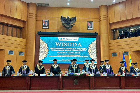 Suasana wisuda Universitas Terbuka Jakarta Periode I Tahun 2026 di Universitas Terbuka Convention Center (UTCC), Tangerang Selatan, Minggu (1/2/2026). Foto: Amira Nada/kumparan