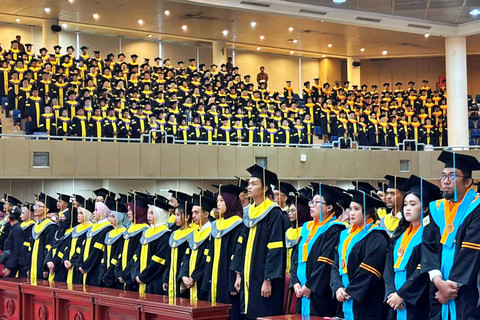 Suasana wisuda Universitas Terbuka Jakarta Periode I Tahun 2026 di Universitas Terbuka Convention Center (UTCC), Tangerang Selatan, Minggu (1/2/2026). Foto: Amira Nada/kumparan