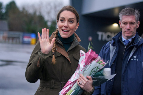 Princess of Wales Kate Middleton melambaikan tangan saat meninggalkan klub Rugby League Wakefield Trinity di Wakefield, Inggris utara, Selasa (27/1/2026). Foto: Ian Hodgson / POOL / AFP