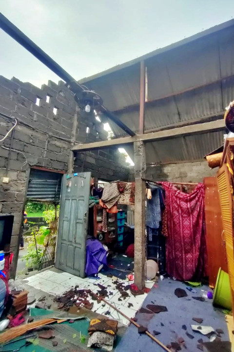 Kondisi dalam bangunan yang rusak imbas pohon tumbang akibat hujan disertai angin kencang di Kabupaten Sleman, Yogyakarta, Sabtu (31/1/2026). Foto: Dok. BPBD Sleman