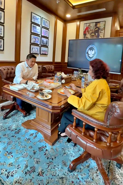 Momen Susi Pudjiastuti menyambangi kantor Seskab Teddy, Sabtu (31/1/2026). Foto: Teddy Indra Wijaya/TikTok