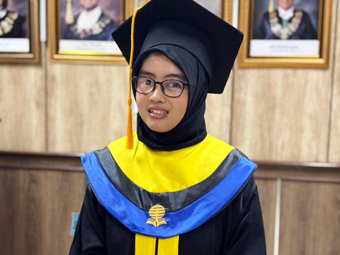 Munifah (22), wisudawan terbaik Universitas Terbuka Jakarta di Universitas Terbuka Convention Center (UTCC), Tangerang Selatan, Minggu (1/2/2026). Foto: Amira Nada/kumparan