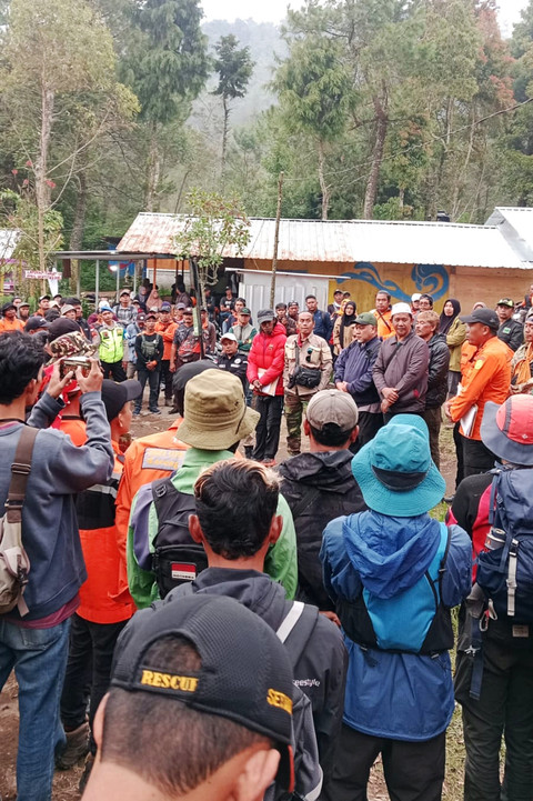 Operasi Pencarian pendaki hilang, Yasid Ahmad Firdaus (26), resmi dihentikan di Bukit Mongkrang, lereng Gunung Lawu, Kabupaten Karanganyar, Jawa Tengah, Sabtu (31/1/2026). Foto: Dok. Basarnas Purwakarta