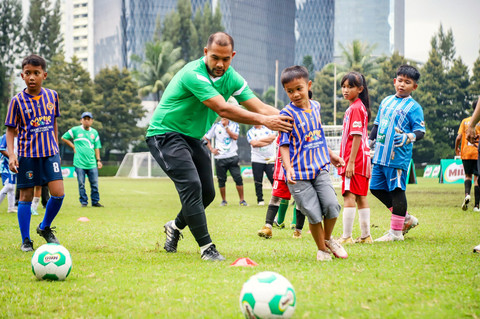 Pemain Persija Jakarta sekaligus eks penjaga gawang Timnas Indonesia, Andritany Ardhiyasa, memberikan coaching clinic kepada anak-anak dari berbagai sekolah sepak bola (SSB) di GOR Soemantri, Jakarta, Minggu (1/2/2026). Foto: Iqbal Firdaus/kumparan