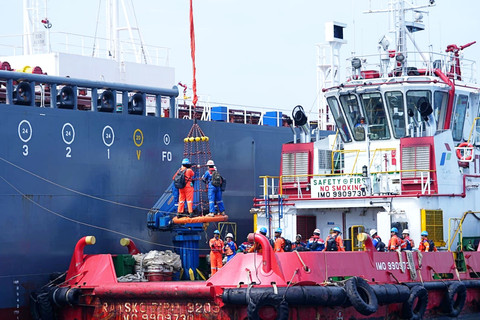 Pekerja Pertamina saat persiapan bongkar muat minyak mentah dari lapangan Aljazair. Foto: Dok. Pertamina