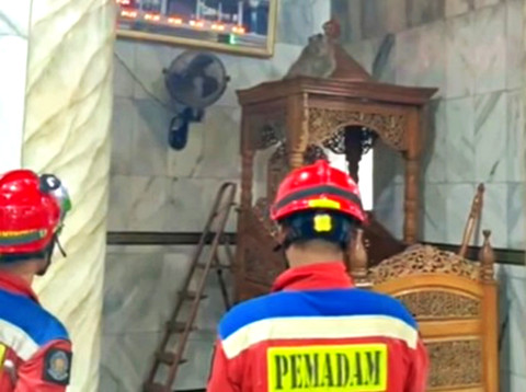 Petugas berupaya mengeluarkan monyet liar yang masuk ke masjid di Cakung, Jakarta Timur, Sabtu (31/1/2026). Foto: damkarjakartatimur/Instagram