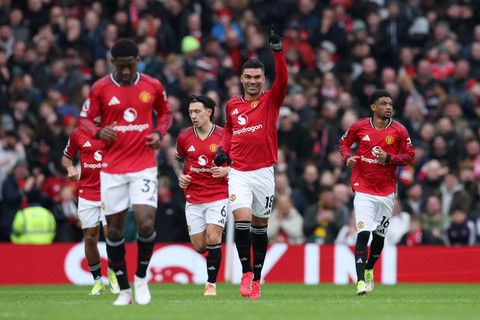 Selebrasi pemain Manchester United Casemiro usai mencetak gol ke gawang Fulham pada pertandingan Liga Inggris di Old Trafford, Manchester, Inggris, Minggu (1/2/2026). Foto: Phil Noble/REUTERS