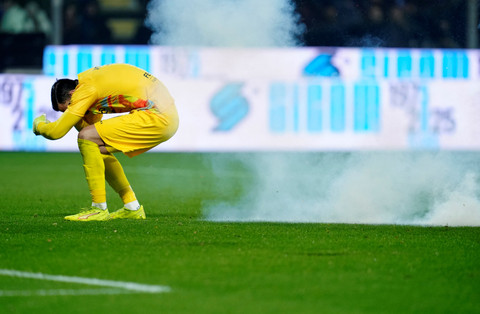 Emil Audero dilempar flare saat Cremonese vs Inter Milan dalam laga pekan ke-23 Liga Italia 2025/26 di Stadio Giovanni Zini, Senin (2/2) dini hari WIB. Foto: REUTERS/Matteo Ciambelli