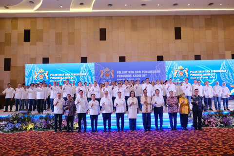 Seluruh pengurus KADIN DIY 2025-2030 berfoto bersama Ketum KADIN Indonesia, Gubernur DIY Sultan HB X, Kapolda DIY Anggoro Sukartono, dan tamu undangan lainnya. Foto: Dok. Istimewa