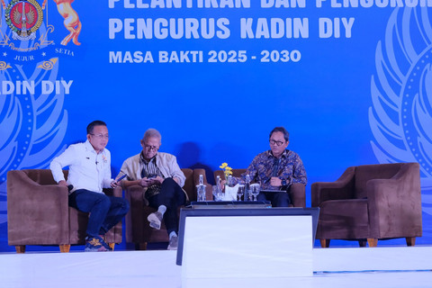 Kepala Perwakilan BI Yogyakarta Sri Darmadi Sudibyo (berbartik) saat memberikan paparan mengenai apa yang dikerjakan BI Yogyakarta selama kepemimpinannya dan rencana 2026. Foto: Dok. Istimewa