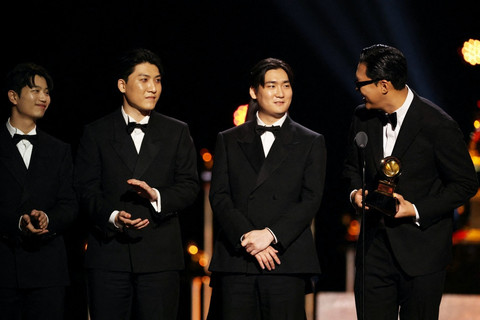 Yu Han Lee, Hee Dong Nam, dan Jeong Hoon Seo menerima penghargaan Lagu Terbaik untuk Media Visual untuk "Golden" dari "KPop Demon Hunters" di Grammy Awards ke-68 di Los Angeles, California, AS. Foto: Daniel Cole/REUTERS 