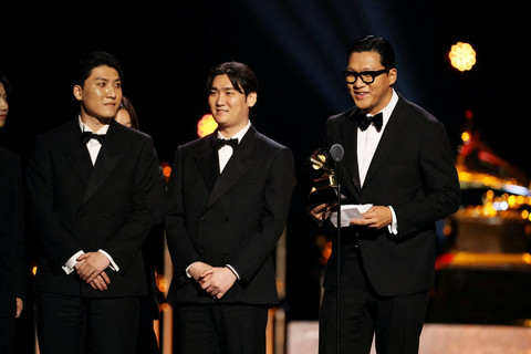 Yu Han Lee, Hee Dong Nam, dan Jeong Hoon Seo menerima penghargaan Lagu Terbaik untuk Media Visual untuk "Golden" dari "KPop Demon Hunters" di Grammy Awards ke-68 di Los Angeles, California, AS. Foto: Daniel Cole/REUTERS 