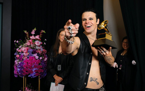Yungblud berpose dengan penghargaan Penampilan Rock Terbaik untuk "Changes (Live From Villa Park) Back To The Beginning" di Grammy Awards ke-68 di Los Angeles, California, AS. Foto: Mike Blake/REUTERS