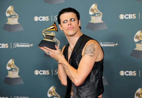 Yungblud berpose dengan penghargaan Penampilan Rock Terbaik untuk "Changes (Live From Villa Park) Back To The Beginning" di Grammy Awards ke-68 di Los Angeles, California, AS. Foto: Mike Blake/REUTERS