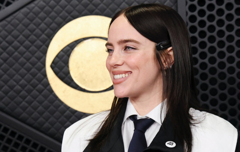 Billie Eilish berpose di karpet merah di  Grammy Awards ke-68 di Los Angeles, California, AS. Foto: REUTERS/Mario Anzuoni