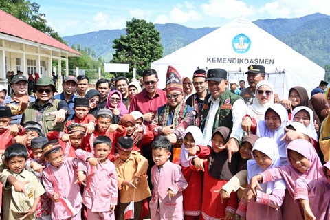 Menteri Pendidikan Dasar dan Menengah (Mendikdasmen), Abdul Muti, meresmikan sekolah hasil program Revitalisasi Satuan Pendidikan yang terpusat di SD Negeri 12 Bintang. Foto: Dok. Istimewa