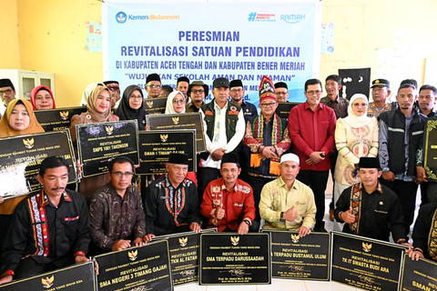 Menteri Pendidikan Dasar dan Menengah (Mendikdasmen), Abdul Muti, meresmikan sekolah hasil program Revitalisasi Satuan Pendidikan yang terpusat di SD Negeri 12 Bintang. Foto: Dok. Istimewa